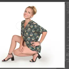 Mujer sonriente en Photoshop, usando la herramienta licuar para retocar su rostro.