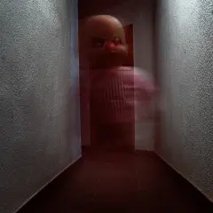Un muñeco con ojos rojos y cejas verdes aparece en un pasillo oscuro. Son fotos que dan mucho miedo.