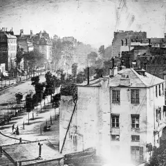 La primera fotografía de París, una vista de la calle con edificios y árboles, capturada en 1838.