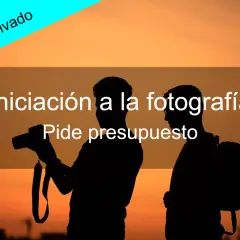 Siluetas de dos jóvenes al atardecer, uno con cámara. Taller privado de iniciación a la fotografía.