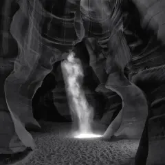 Columna de luz ilumina cañón de arena, creando una escena etérea. Esta podría ser la **fotografía más cara del mundo** por su belleza única.