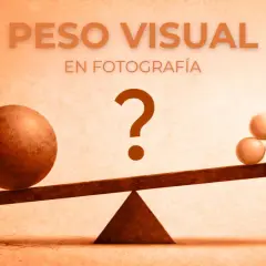 Balanza con una esfera grande a la izquierda y tres pequeñas a la derecha, ilustrando el peso visual en fotografía.