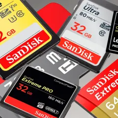 Variedad de tipos de tarjetas SD y CompactFlash de SanDisk y Lexar, con capacidades de 32GB, 64GB y 128GB.