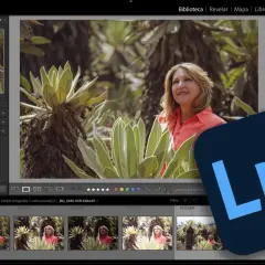 Edición de fotos en Lightroom, ideal para quienes buscan **Lightroom online gratis**. Muestra una mujer sonriendo entre plantas.