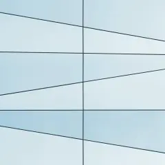 Patrón abstracto de **imágenes geométricas** con líneas negras sobre paneles de vidrio azul claro, creando un diseño moderno y minimalista.
