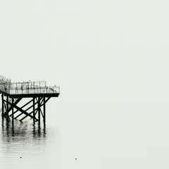 Plataforma solitaria sobre el agua, reflejo nítido. Fotografía minimalista que evoca calma y soledad.