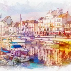 Un puerto con veleros atracados, edificios de estilo europeo y reflejos vibrantes en el agua, como si hubieran decidido pasar foto a acuarela.
