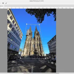 Catedral gótica con un marco de transformación activado en Photoshop, ajustando la perspectiva.
