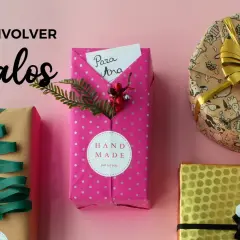 Ideas para fotos creativas de regalos: un árbol de Navidad con cinta, un paquete rosa con detalles de hojas y bayas, y un regalo redondo con un lazo dorado.