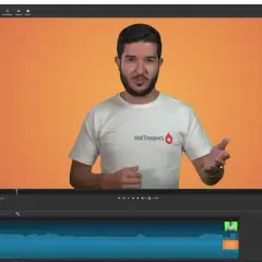 Un hombre con camiseta blanca habla frente a un fondo naranja. El software de edición de video muestra un efecto de croma que es, eliminando el fondo verde.