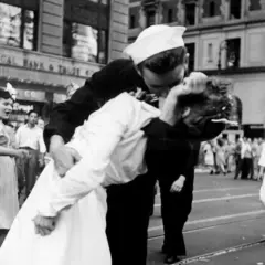 Marinero besa apasionadamente a una enfermera en Times Square, una de las 50 mejores fotos de la historia.