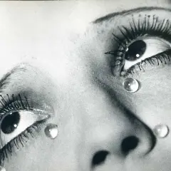 Primer plano de ojos con gotas de agua, una obra icónica de las man ray fotografias.