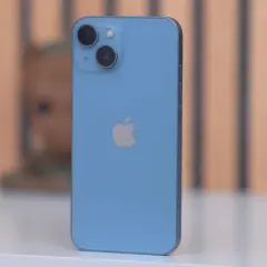 Teléfono azul con logo de Apple y doble cámara. Explora las **iphone 13 camara caracteristicas** para capturar momentos increíbles.