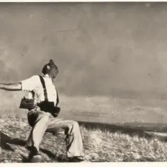 Soldado con rifle en mano, capturado en un momento dramático que evoca la muerte de Gerda Taro.