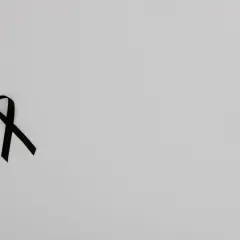 Lazo negro sobre fondo blanco.