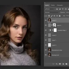 Retrato de mujer con su edición en Photoshop, mostrando capas y ajustes como el balance de blancos.