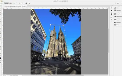 Catedral gótica con un marco de transformación activado en Photoshop, ajustando la perspectiva.