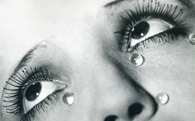 Primer plano de ojos con gotas de agua, una obra icónica de las man ray fotografias.