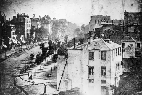 La primera fotografía de París, una vista de la calle con edificios y árboles, capturada en 1838.