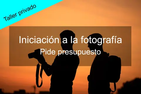 Siluetas de dos jóvenes al atardecer, uno con cámara. Taller privado de iniciación a la fotografía.