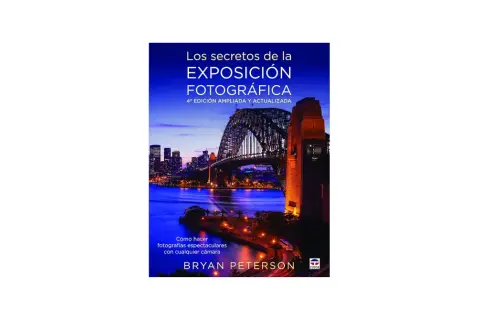 Libro "Los secretos de la exposición fotográfica" de Bryan Peterson, con una imagen del puente de Sídney al atardecer, ideal para aprender a crear fotos espectaculares.