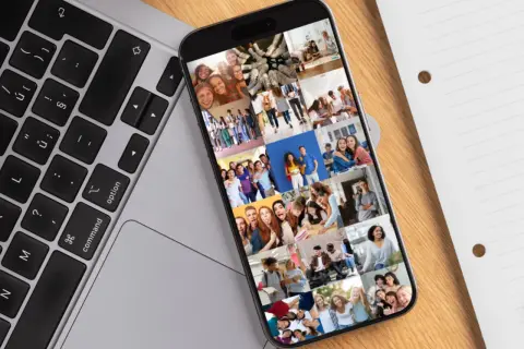 Teléfono móvil mostrando un collage de fotos de jóvenes sonriendo y divirtiéndose, ideal para organizar fotos de recuerdos.
