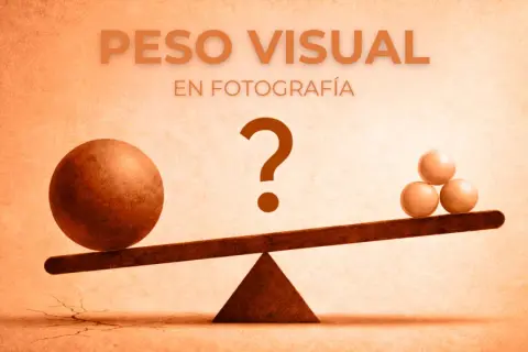 Balanza con una esfera grande a la izquierda y tres pequeñas a la derecha, ilustrando el peso visual en fotografía.
