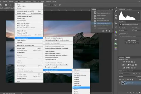 En Photoshop, se muestra el menú "Capa" con la opción "Modo de apilamiento" seleccionada, mostrando "Promedio" como método para apilar fotos.
