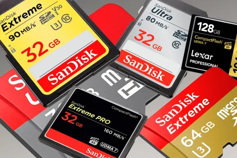 Variedad de tipos de tarjetas SD y CompactFlash de SanDisk y Lexar, con capacidades de 32GB, 64GB y 128GB.