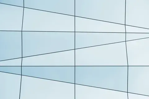 Patrón abstracto de **imágenes geométricas** con líneas negras sobre paneles de vidrio azul claro, creando un diseño moderno y minimalista.