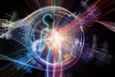 Silueta humana rodeada de energía cósmica y luz vibrante. Inspiración para frases sobre luz y la conexión universal.