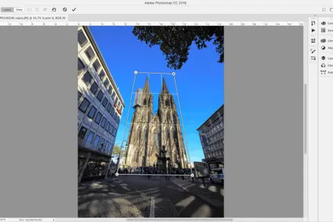 Catedral gótica con un marco de transformación activado en Photoshop, ajustando la perspectiva.