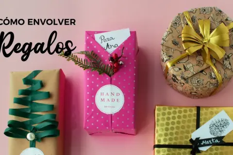 Ideas para fotos creativas de regalos: un árbol de Navidad con cinta, un paquete rosa con detalles de hojas y bayas, y un regalo redondo con un lazo dorado.