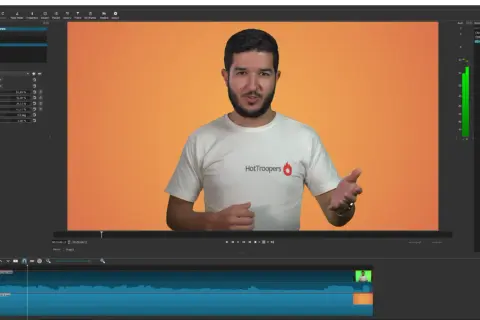 Un hombre con camiseta blanca habla frente a un fondo naranja. El software de edición de video muestra un efecto de croma que es, eliminando el fondo verde.