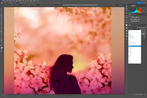 Silueta de mujer entre flores rosadas, con el modo de fusión "Superponer" seleccionado para fusionar capas en Photoshop.