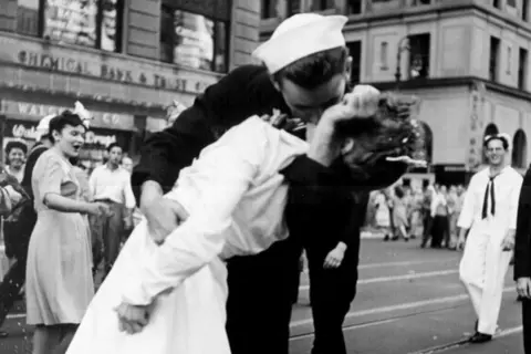 Marinero besa apasionadamente a una enfermera en Times Square, una de las 50 mejores fotos de la historia.