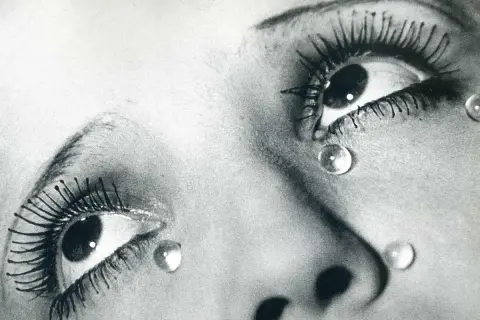 Primer plano de ojos con gotas de agua, una obra icónica de las man ray fotografias.