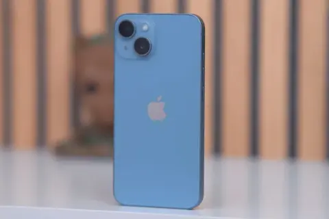 Teléfono azul con logo de Apple y doble cámara. Explora las **iphone 13 camara caracteristicas** para capturar momentos increíbles.