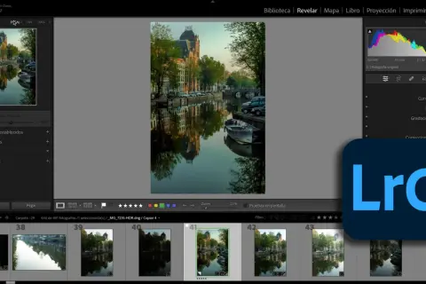 Interfaz de Adobe Lightroom Classic. Se muestra una foto de un canal con reflejos y edificios. El panel de ajustes revela qué es Lightroom: una herramienta para editar imágenes.