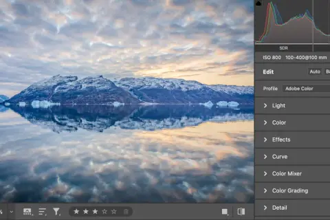 Paisaje ártico con montañas nevadas y reflejos en el agua. Se muestra la interfaz de Photoshop con la opción HDR seleccionada.