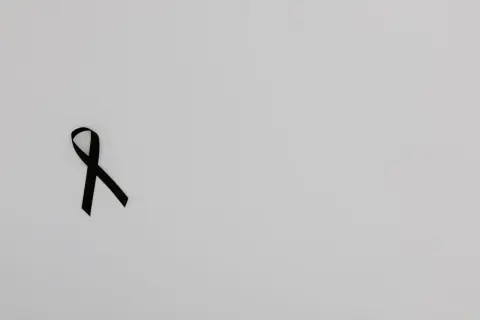 Lazo negro sobre fondo blanco.