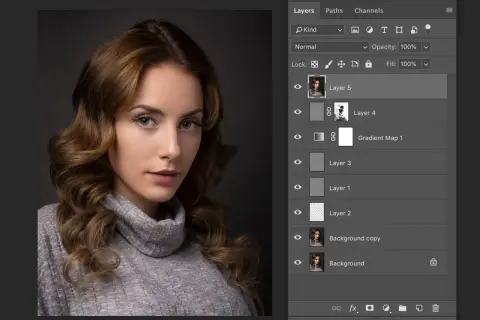 Retrato de mujer con su edición en Photoshop, mostrando capas y ajustes como el balance de blancos.