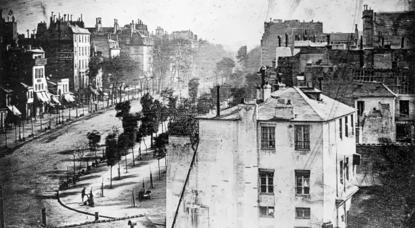 La primera fotografía de París, una vista de la calle con edificios y árboles, capturada en 1838.