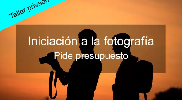 Siluetas de dos jóvenes al atardecer, uno con cámara. Taller privado de iniciación a la fotografía.