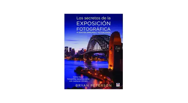 Libro "Los secretos de la exposición fotográfica" de Bryan Peterson, con una imagen del puente de Sídney al atardecer, ideal para aprender a crear fotos espectaculares.