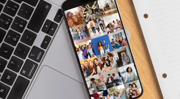 Teléfono móvil mostrando un collage de fotos de jóvenes sonriendo y divirtiéndose, ideal para organizar fotos de recuerdos.