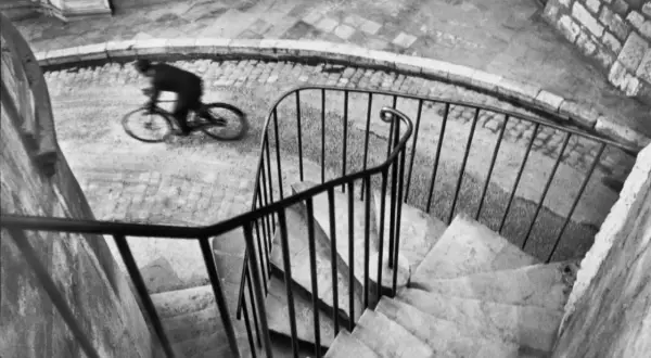 Ciclista en movimiento capturado por uno de los grandes fotógrafos del mundo. La imagen evoca la velocidad y el dinamismo.