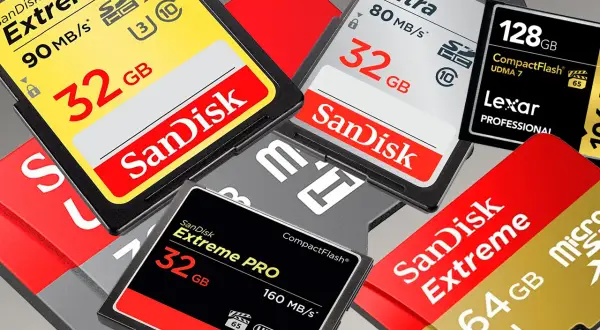 Variedad de tipos de tarjetas SD y CompactFlash de SanDisk y Lexar, con capacidades de 32GB, 64GB y 128GB.