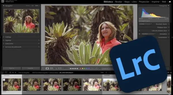 Edición de fotos en Lightroom, ideal para quienes buscan **Lightroom online gratis**. Muestra una mujer sonriendo entre plantas.
