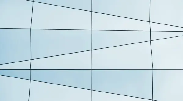 Patrón abstracto de **imágenes geométricas** con líneas negras sobre paneles de vidrio azul claro, creando un diseño moderno y minimalista.